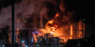 Una gran explosión sacude una de las refinerías más grandes de EE.UU.