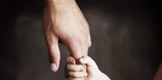 Miles de niños siguen esperando una familia: adopciones se desploman en el país