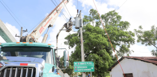 Edeeste instala nuevos reguladores de tensión en Chirino, Monte Plata