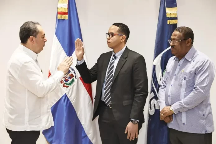 Juramentan nuevo director Hospital Municipal de Boca Chica