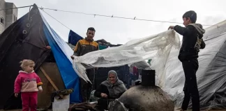 Las fuertes lluvias registradas este viernes en Gaza inundan tiendas de desplazados