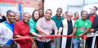 Regional 05 de educación inicia la navidad con encendido de su árbolito
