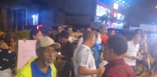 Junta de Vecinos de Urbanización Marina encabeza protesta con encendido de velas junto a moradores de sectores vecinos en reclamo de colocación de reductores de velocidad y semáforos.