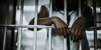 Autoridades disponen traslado de menores detenidas en cuartel de Santiago