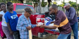 Ministerio Profeta de Fuego recorre campos y bateyes, llevando alimento a los más necesitados en esta época navideña