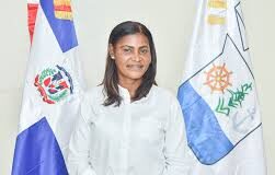 Regidora Juana Santana acusa al alcalde Rafa PC, de dejar la ciudad hundida en basura mientras ayuda a otra provincia