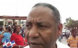 Alcalde Juan Padilla desmiente rumores y exige respeto a la verdad sobre asfaltado en Barrio Libertad de Consuelo