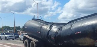 Camión cargado de melaza colapsa sobre el Puente Higuamo en SPM