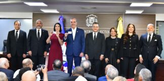 JCE entrega primera cédula en el nuevo formato al presidente y la primera dama