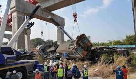 Grúa de construcción cae sobre tren en movimiento dejando al menos 32 muertos en Tailandia