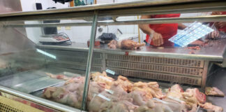 Productores avícolas de Moca insisten en que continúa escasez de pollo