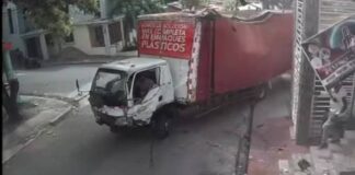 Camión impacta local en El Seibo