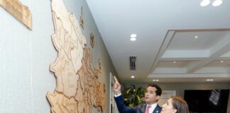 Embajadora de los Estados Unidos visita al senador del Distrito Nacional, Omar Fernández
