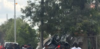 Jeepeta impacta una vivienda en Consuelo, varias personas resultan heridas, incluyendo menores y una niña fallecida