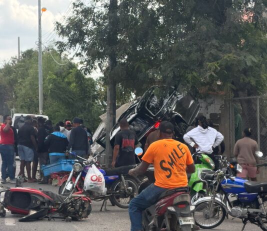 Jeepeta impacta una vivienda en Consuelo, varias personas resultan heridas, incluyendo menores y una niña fallecida