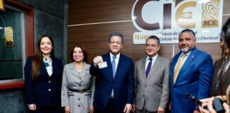 Leonel Fernández muestra su nueva cédula y afirma: “es la prueba de que el sistema funciona”