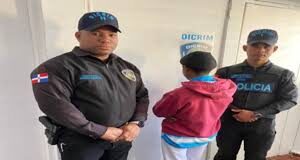 Arrestan dos personas y rescatan menor de 13 años en Santo Domingo Norte