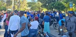 Santa Fe marcha en defensa de centro educativo ante desacuerdo con el INFOTEP