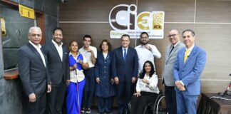 JCE entrega nueva cédula a personas con discapacidad y miembros del Salón de la Fama