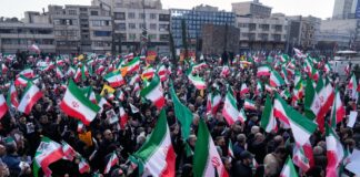 Multitudes abarrotan las calles de Irán en apoyo al nuevo ayatolá