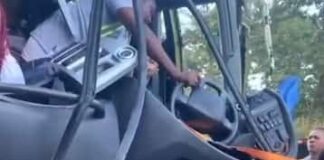 Conductor de autobús se queda atrapado tras accidente de tránsito en La autopista Duarte