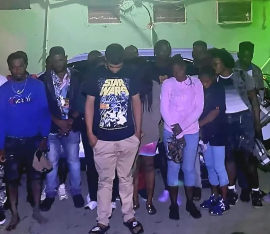 Someten ante el Ministerio Público conductor detenido con 21 haitianos indocumentados