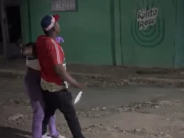 Hombre toma a mujer como rehén para no ser agredido en SPM