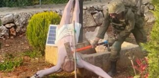 Soldado israelí destruye una estatua de Jesucristo