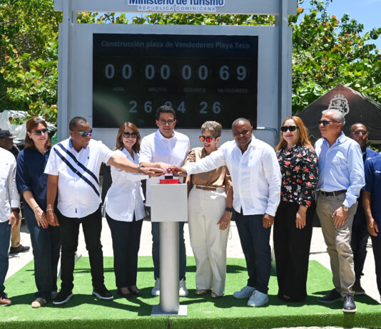 Ministerio de Turismo deja iniciada construcción plaza de vendedores en playa Teco de Maimón