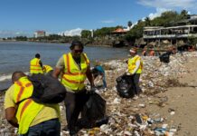 Más de 300 fundas de desechos fueron recolectadas en las playas San Gil y Montesinos