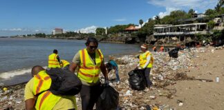 Más de 300 fundas de desechos fueron recolectadas en las playas San Gil y Montesinos