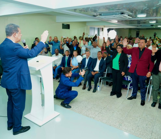 Expresidente Fernández juramenta en la FP nuevos dirigentes políticos, sociales y profesionales