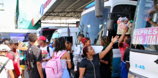 Éxodo masivo de viajeros marca inicio del asueto, gente de todas partes abarrotan terminales de autobús