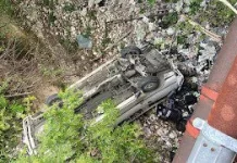 Vehículo cae desde puente cercano al Aeropuerto María Montez, en Barahona