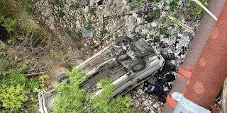 Vehículo cae desde puente cercano al Aeropuerto María Montez, en Barahona