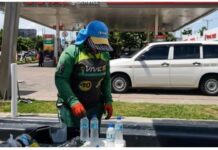 Captan vendedor ambulante rellenando botellas de agua para presunta reventa