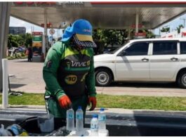 Captan vendedor ambulante rellenando botellas de agua para presunta reventa