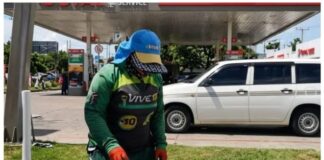 Captan vendedor ambulante rellenando botellas de agua para presunta reventa