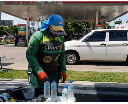 Captan vendedor ambulante rellenando botellas de agua para presunta reventa