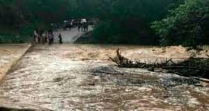 Intensas lluvias registradas en las últimas horas en Hato Mayor provocan desbordamiento del arroyo Porquero