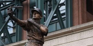 Estatua de Ichiro Susuki se rompe durante su inauguración en Seattle
