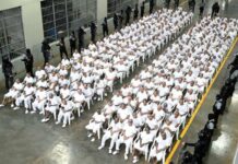 Pandilleros escuchan el relato de sus crímenes en megacárcel del Salvador