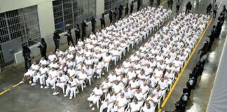 Pandilleros escuchan el relato de sus crímenes en megacárcel del Salvador