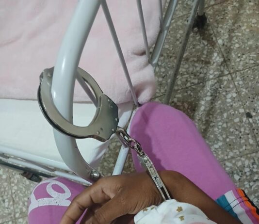 Denuncian violación a los derechos humano, tras esposar en hospital parturienta junto a su bebe