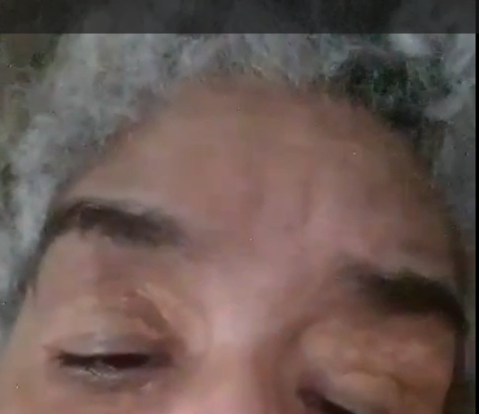 (Ver vídeo) Doña Maritza está postrada, sin comida y con un hijo en las drogas; clama por ayuda