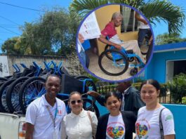 Centro Rehabilitación entrega más 15 sillas de ruedas en Sabana de la Mar