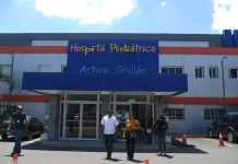 Un adolescente grave tras caer de escalera luego de que le apuntaran con una escopeta en Santiago