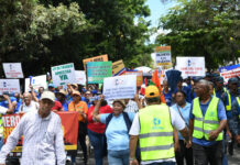 Trabajadores exigen mayores salarios y que siga la cesantía