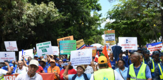 Trabajadores exigen mayores salarios y que siga la cesantía