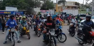 Motoconchistas protestan en Santiago, denuncian exclusión de subsidios y rechazan doble casco